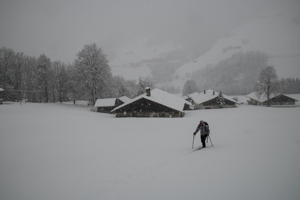 Le hameau des Granges en arroère plan, un départ neigeux comme on les aime