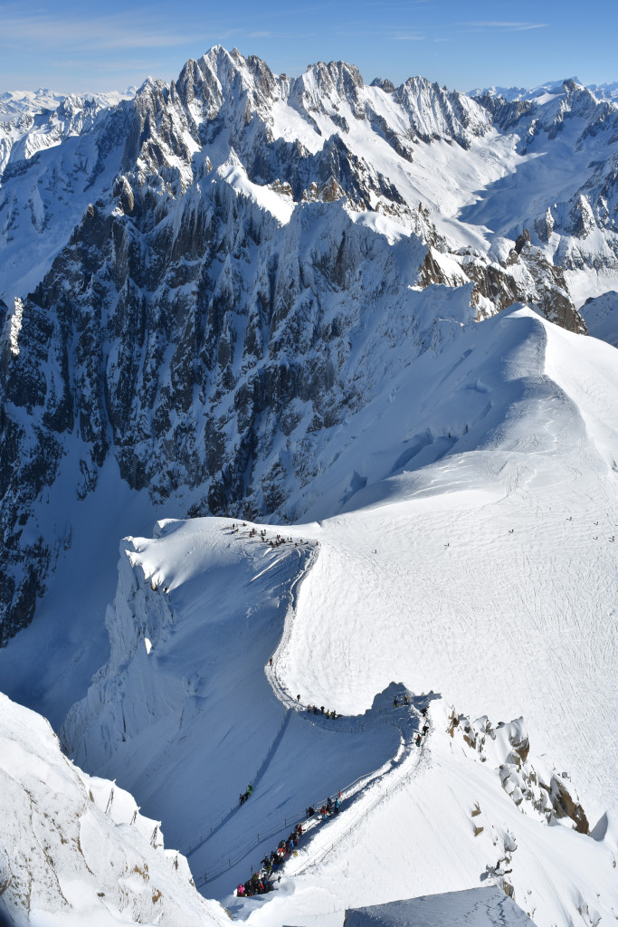 jour d'affluence à la descente de l'arête de l'Aiguille du Midi